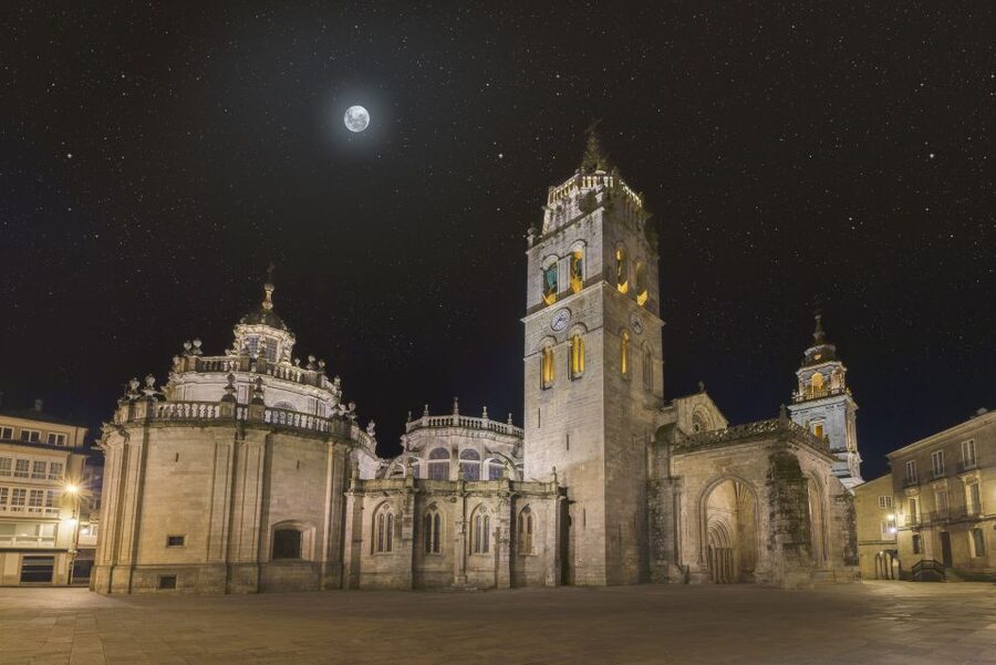 Lugo: Cathedral of Santa Maria Entry Ticket and Audio Guide - Reading the cathedral’s changing architecture