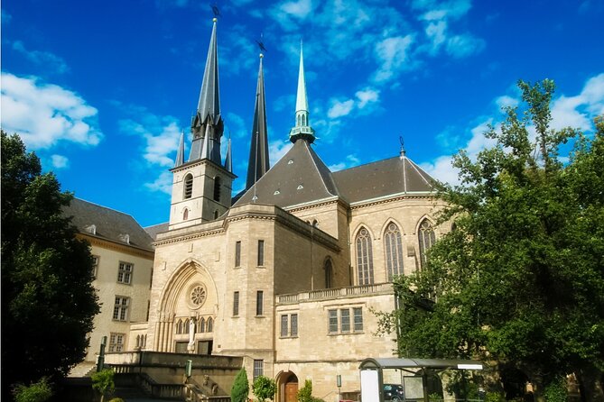 Luxembourg City Romantic Game: Walking Tour & Scavenger Hunt - Grand Duchess Charlotte and the Grand Ducal Palace