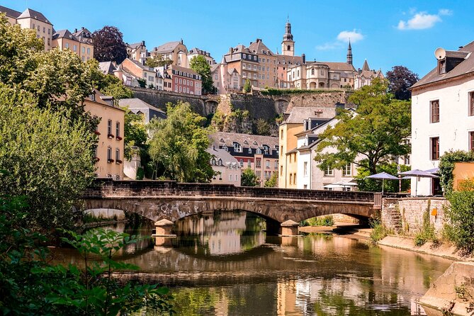 Luxembourg City Romantic Game: Walking Tour & Scavenger Hunt - The Gëlle Fra and Luxembourg’s public memory
