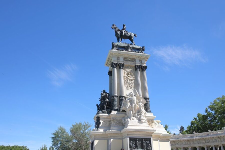 Madrid: El Retiro Park Self-Guided Audio Tour - Casón del Buen Retiro and the park’s royal setting