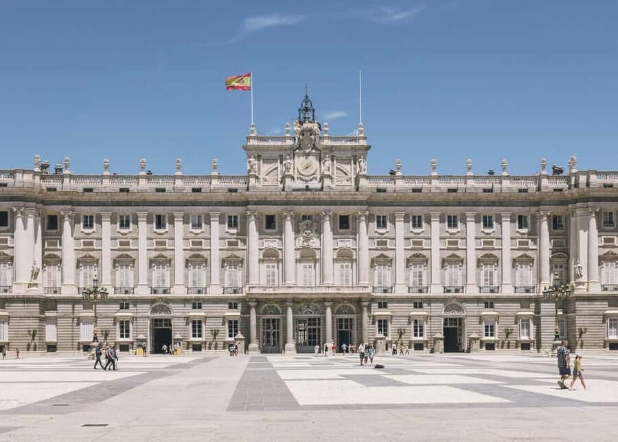 Madrid: Royal Palace Entry with Audio Guide - When a live Spanish guide joins the visit