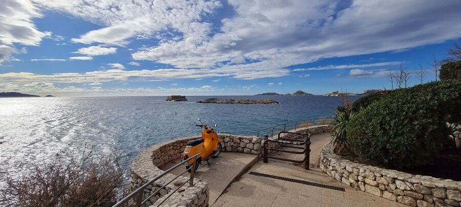Marseille: Electric Motorcycle Rental with Smartphone Guide - Key points at a glance