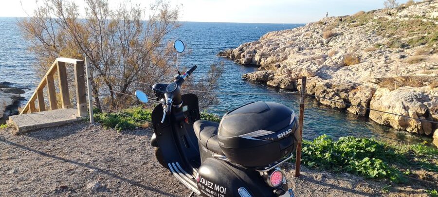 Marseille: Electric Motorcycle Rental with Smartphone Guide - What the motorcycle includes