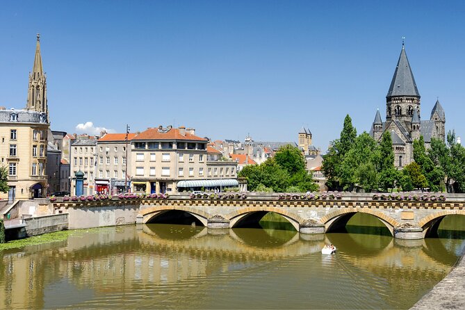 Metz Scavenger Hunt and Highlights Self Guided Audio Tour - Place de la République offers room to pause