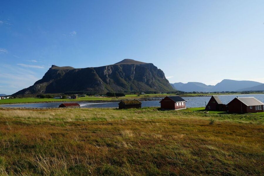Molde: Atlantic Ocean Road & Varden Audio Guide Bus Tour - Hustadvika’s coast, cheese, and gas fields