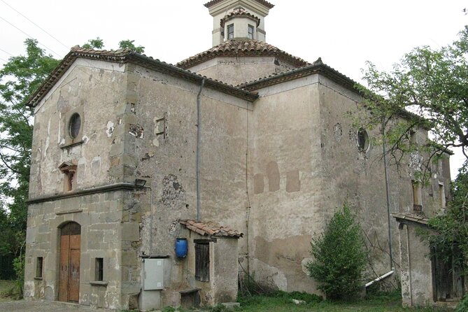Montsacopa: An audio tour in the Volcano in the Centre of the City - A church inside an extinct crater