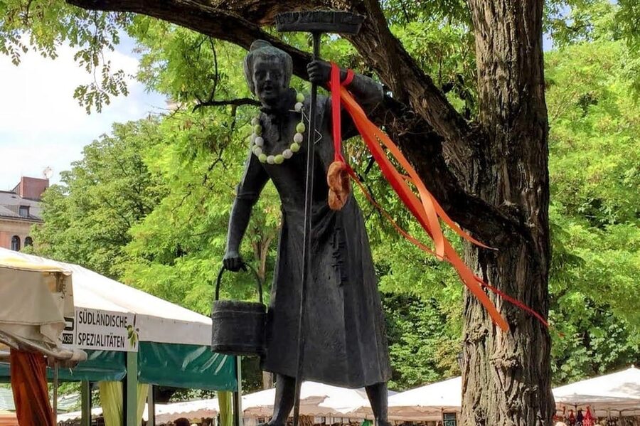 Munich: Self-guided sightseeing scavenger hunt for families - Finishing at Viktualienmarkt