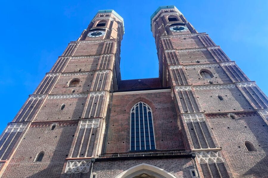 Munich: Self-guided sightseeing scavenger hunt for families - Starting at Hofgarten with room to wander