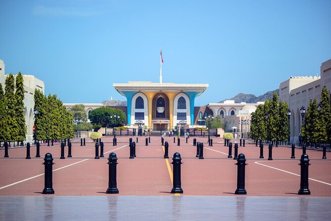 Muscat Half Day City Tour with Audio Guiding - Bait Al Zubair explains the country behind the sights