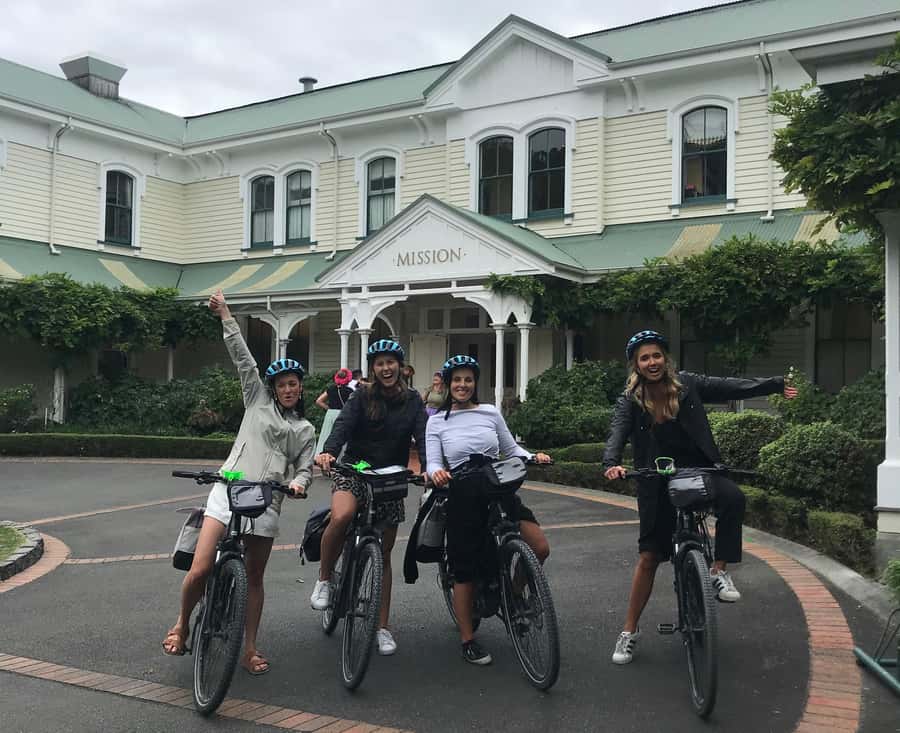 Napier: Cruise Self-Guided Cycle Ride to Winery - Half Day - Starting beside Napier’s Pacific shoreline