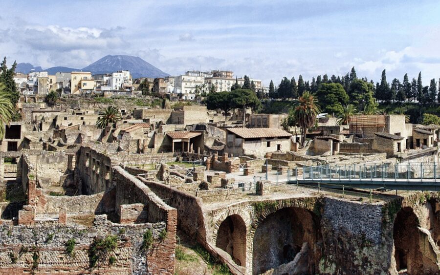 Naples: Herculaneum Entry Ticket with Digital Audio Guide - Why Herculaneum feels different from Pompeii