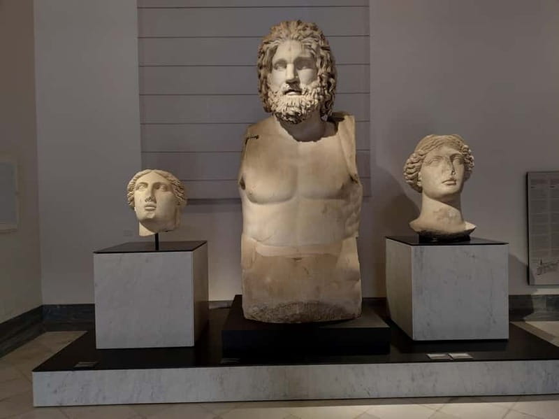 National Archaeological Museum synchronized audioguided tour without QR or app - Starting at the Farnese Gallery