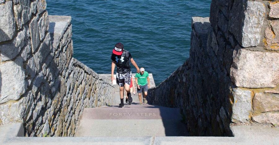 Newport, Rhode Island: Cliff Walk Gilded Age Audio Tour - Walking past Newport’s Gilded Age palaces