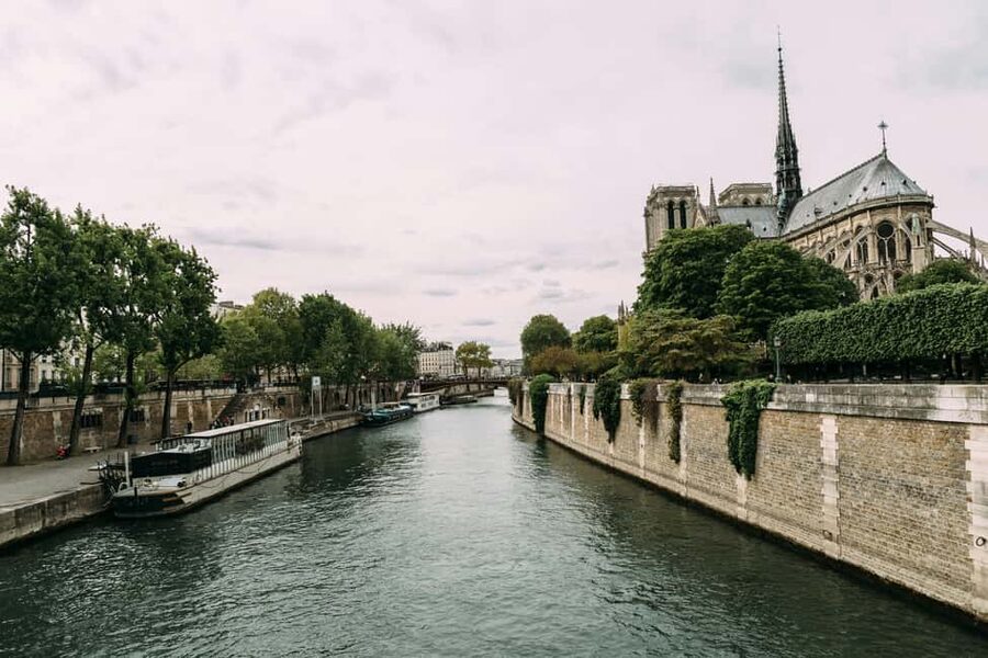 Notre-Dame Tour with Host or AudioGuide + Optional Cruise - What the $35 Notre-Dame visit really provides