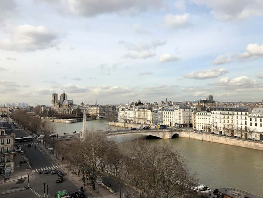 Notre-Dame Tour with Host or AudioGuide + Optional Cruise - Meeting the host at Charlemagne’s statue