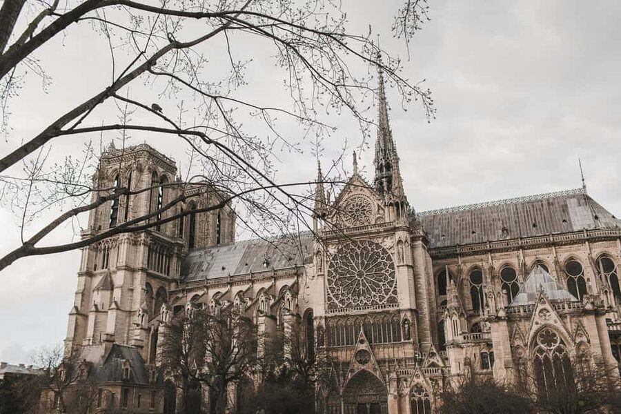 Notre-Dame Tour with Host or AudioGuide + Optional Cruise - Inside Notre-Dame: freedom, but little handholding