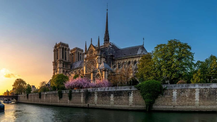 Notre-Dame Tour with Host or AudioGuide + Optional Cruise - How the timing affects the value