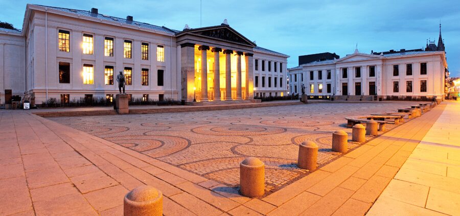 Oslo Self Guided Walking Tour with an APP - Six languages and a private-group feel
