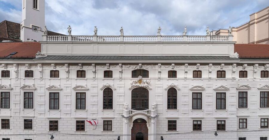 Palais Lobkowitz Audio Guide Tour - Entering the baroque city palace