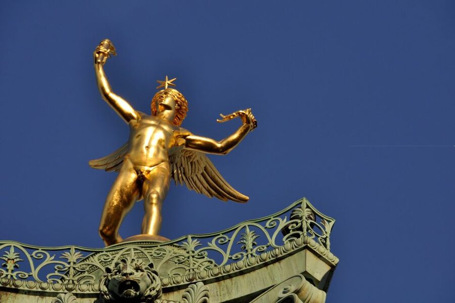 Paris City Center Self-Guided Walking Tour - Le Marais brings together old buildings and present-day Paris