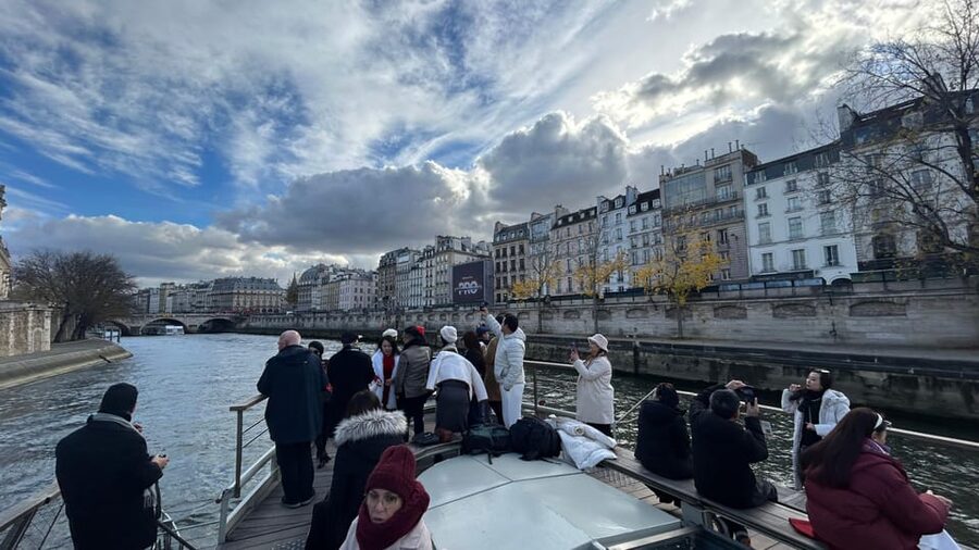 Paris: Illuminations River Cruise with Audio Commentary - Why the Seine is the best seat for a first look at Paris