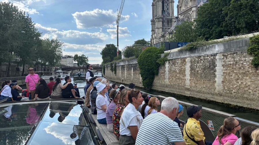 Paris: Illuminations River Cruise with Audio Commentary - Notre-Dame, Hôtel de Ville, and Parisian bridges