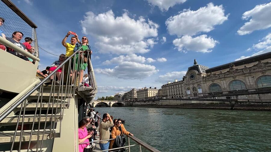 Paris: Illuminations River Cruise with Audio Commentary - The Louvre, Place de la Concorde, and Grand Palais