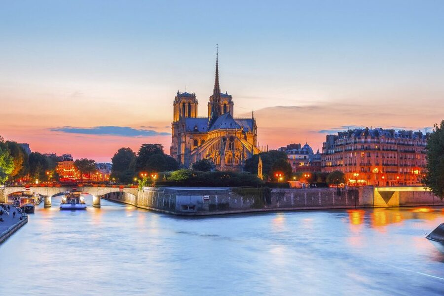 Paris: Illuminations River Cruise with Audio Commentary - Finding the boat and handling the queue