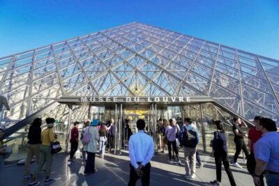 Paris: Louvre Museum Hosted Entry and Mona Lisa Audioguide