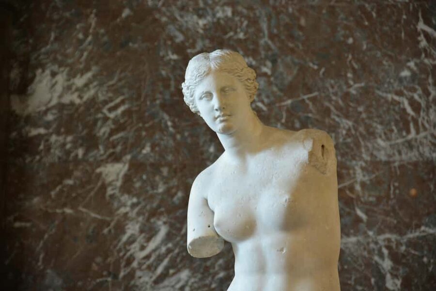 Paris: Louvre Museum Hosted Entry & Masterpieces Audio Guide - Meeting the host on Rue de Rivoli