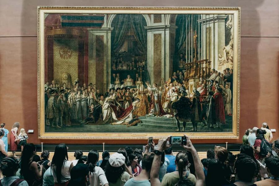 Paris: Louvre Museum Hosted Entry & Masterpieces Audio Guide - Entering the Louvre with a fixed appointment