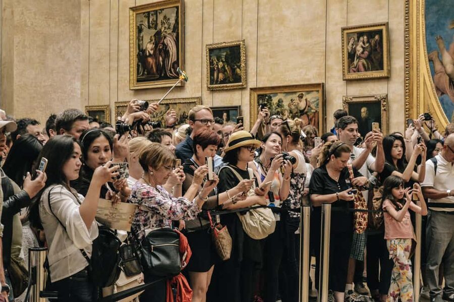 Paris: Louvre Museum Hosted Entry & Masterpieces Audio Guide - The digital audio guide on your own phone