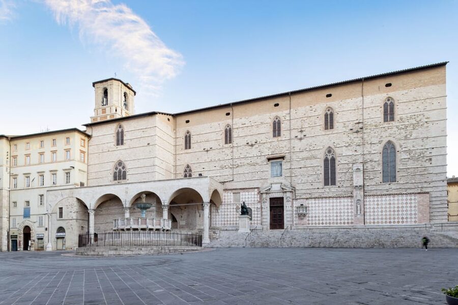 Perugia: San Lorenzo Cathedral Audioguide Tour - A broad interior shaped by light and stone
