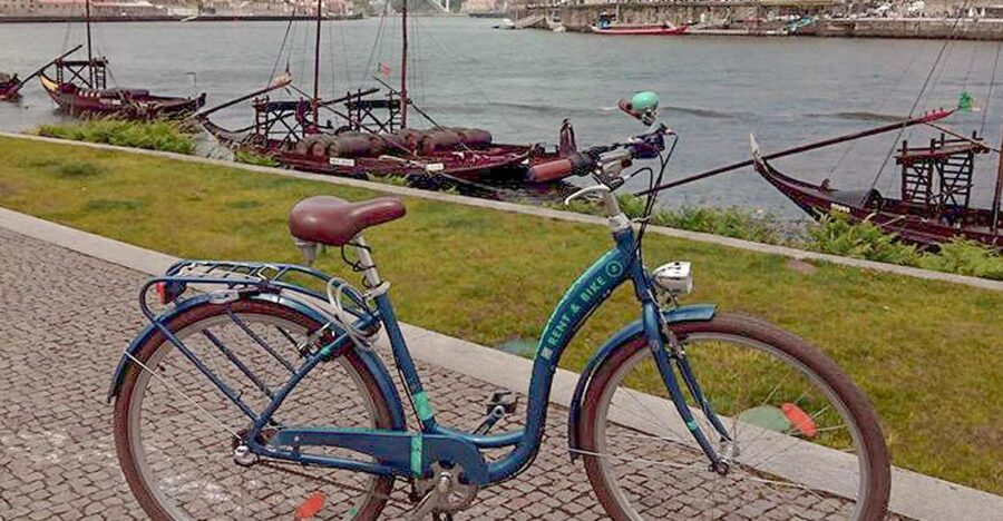 Porto: Self-Guided Bike and Boat Tour with Port Wine Tasting - Seeing Porto from a rabelo boat