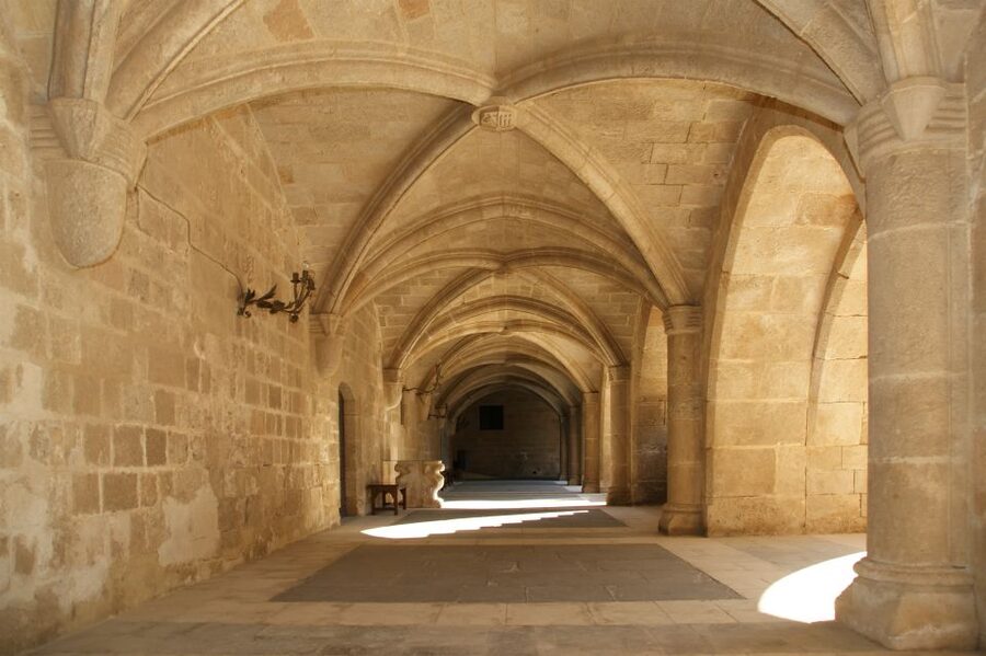 Rhodes: Palace of Grand Master Ticket & Rhodes SG audio tour - Inside the palace, start with the architecture