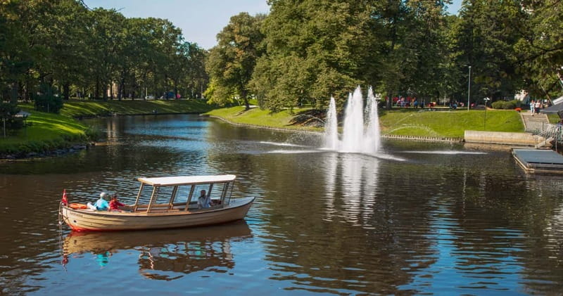 Riga: Canal Boat Sightseeing Tour With Audio guide - Why Riga looks better from the water