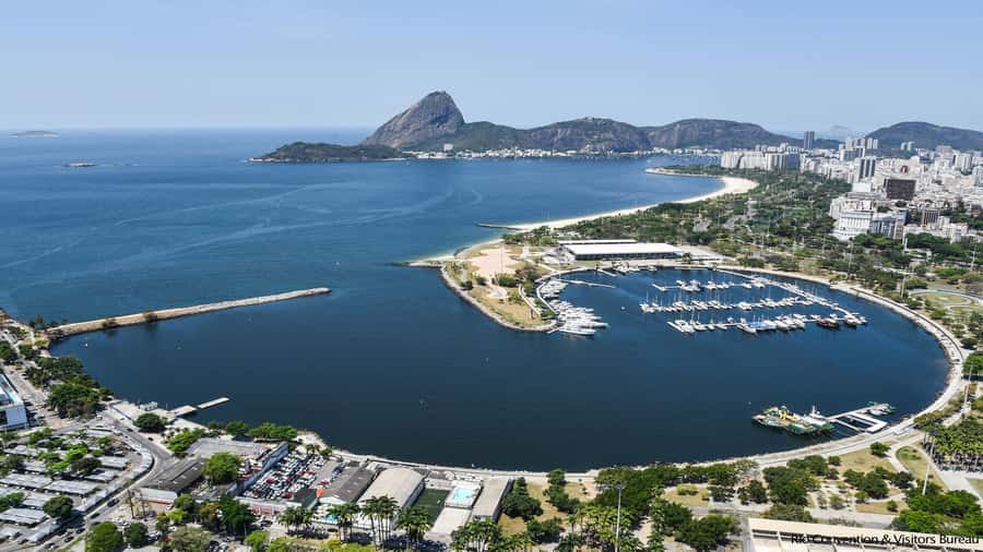 Rio: Guanabara Bay Boat Tour - Crossing toward Niterói and the Oscar Niemeyer museum