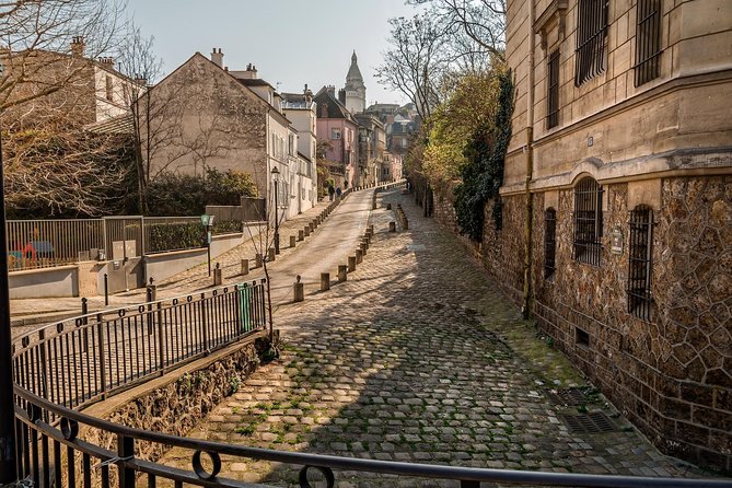 Romantic Montmartre: Paris Lost Lovers Exploration Game and Tour - Eleven clues, one love story