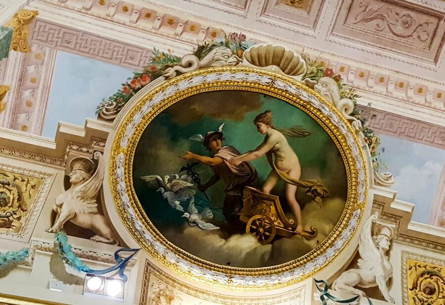 Rome: Borghese Gallery Skip-the-Line Tickets with Audioguide - Meeting the Crown Tours host by the fountain