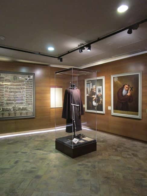 Rome: Capuchin Crypts Guided Tour with Audio Guide Option - The Crypt of the Three Skeletons begins the darker lesson
