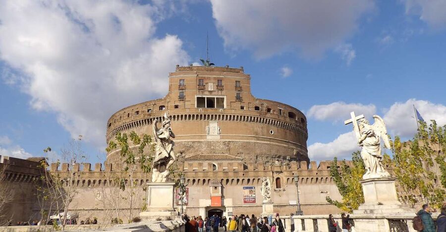 Rome: Castel Sant’Angelo Entrance Ticket with Audioguide - Entering the papal apartments