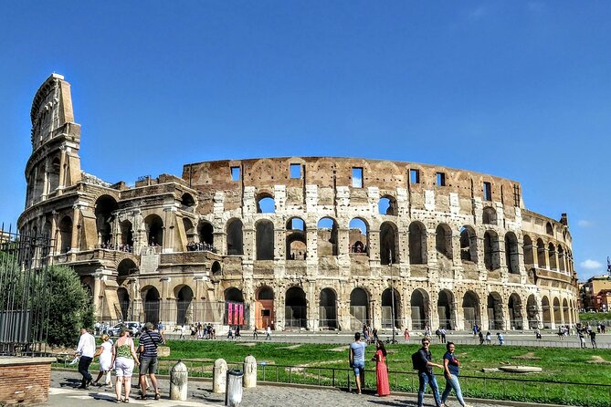 Rome: Hosted Access to the Colosseum with Audio Guide - Entering the Colosseum with a short briefing