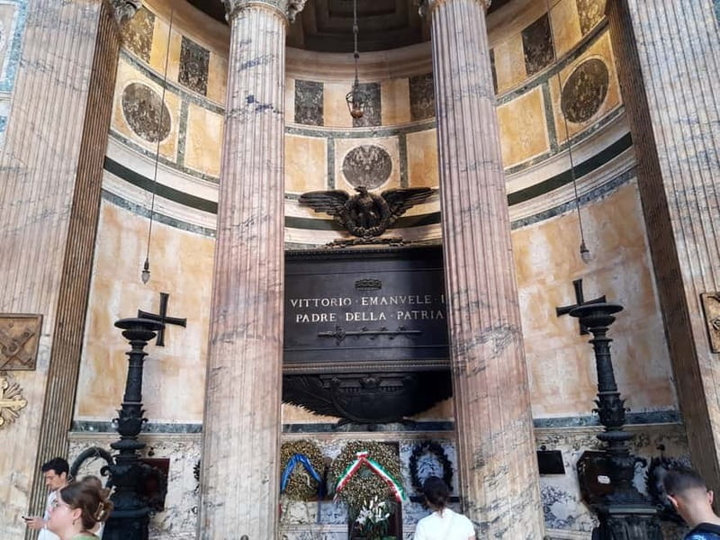 Rome: Pantheon Priority Entry Ticket & Interactive App - Inside the Pantheon: look up first