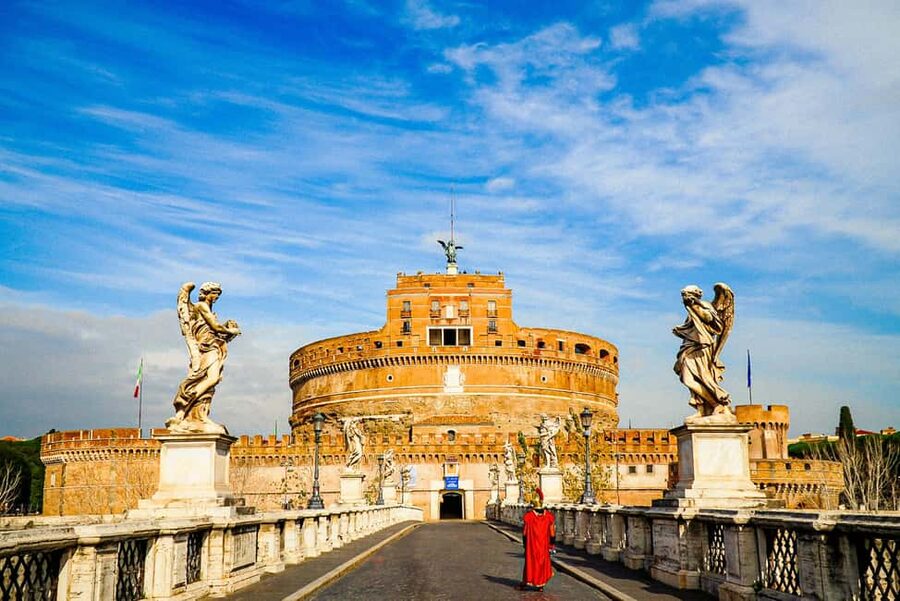 Rome: Skip-the-Line Castel Sant'Angelo Tickets & Audio Guide - Meeting the Crown Tours host at the angel statue