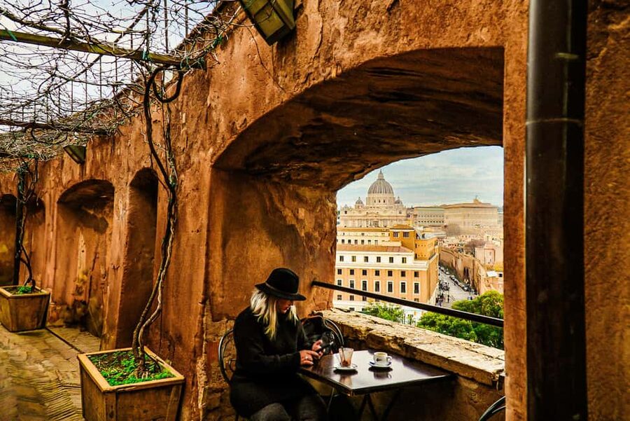 Rome: Skip-the-Line Castel Sant'Angelo Tickets & Audio Guide - Using the six-language audio guide app