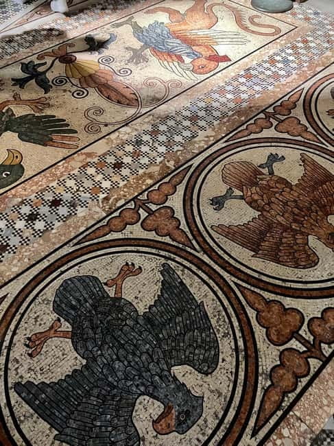 Saint Mark's Basilica: guided tour ticket + full audio guide - Dress and phone preparation