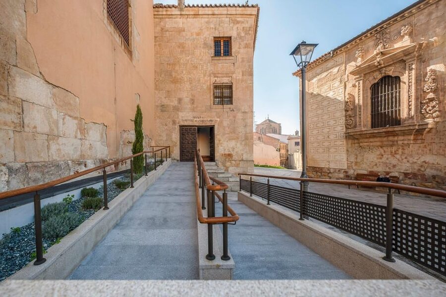 Salamanca: Convent of Las Claras with Free Audioguide - The chapel altar and the nuns’ devotional objects