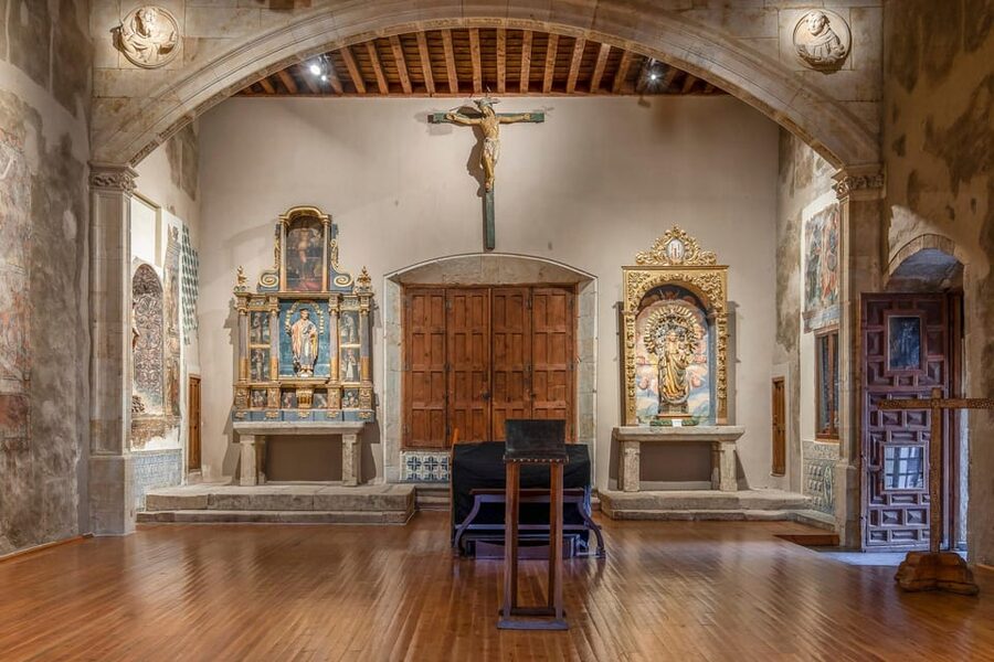 Salamanca: Convent of Las Claras with Free Audioguide - Entering the former convent and museum