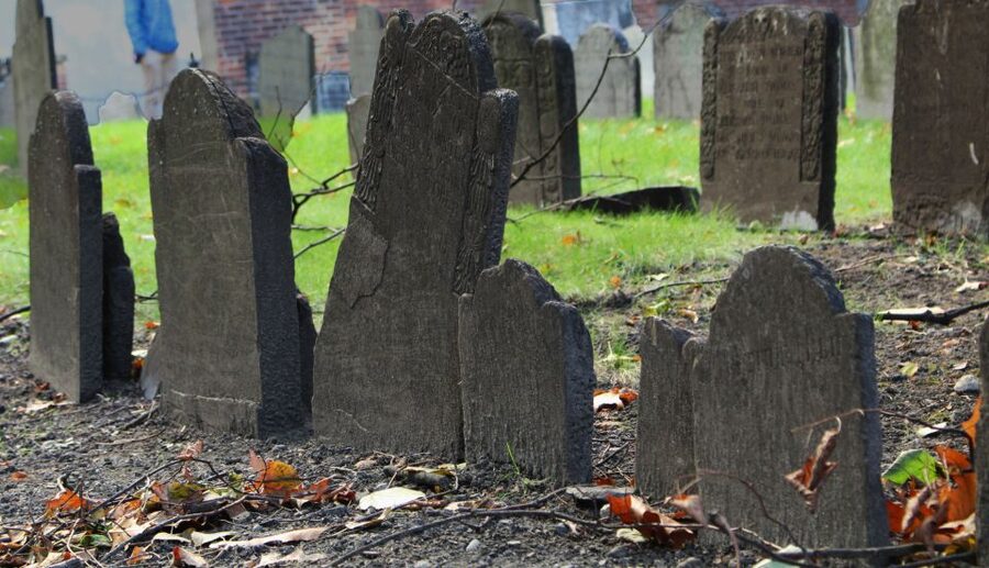 Salem: Self-Guided Scary Ghosts & Witch Trials Audio Tour - The six language options