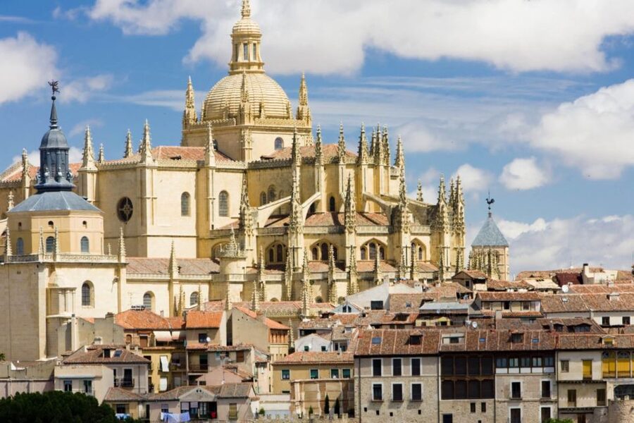 Segovia: Self-Guided Audio Tour on Your Phone - Following the route uphill through the old city